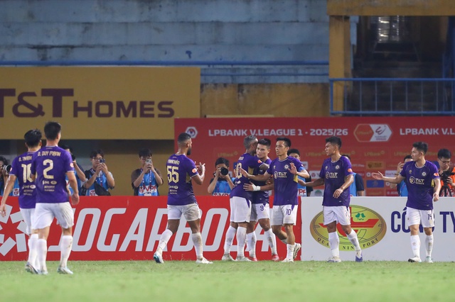 Em bé hot nhất sân Hàng Đẫy ngồi ghế VIP, là con của chủ tịch CLB Hà Nội và Em bé hot nhất sân Hàng Đẫy ngồi ghế VIP, là con của chủ tịch CLB Hà Nội và