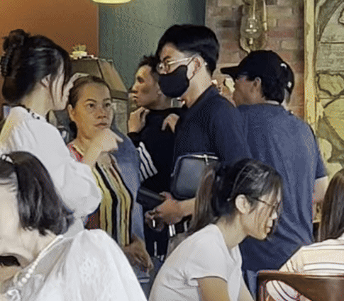 Chân dung người mẹ mời “tổng tài” ra khỏi quán cà phê: Khí chất này mới thật sự là tổng tài- Ảnh 3. Chân dung người mẹ mời “tổng tài” ra khỏi quán cà phê: Khí chất này mới thật sự là tổng tài- Ảnh 3.