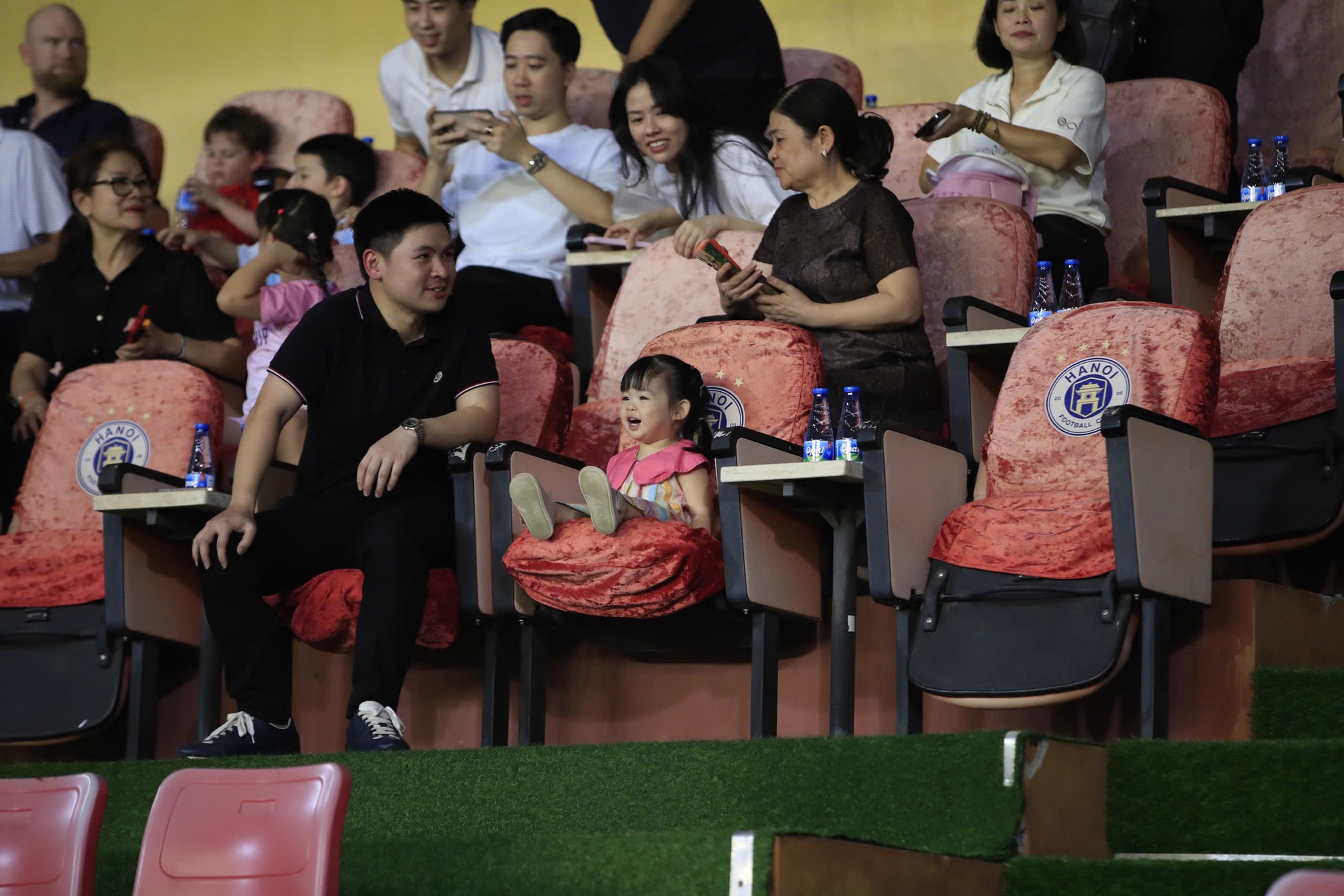 Em bé hot nhất sân Hàng Đẫy ngồi ghế VIP, là con của chủ tịch CLB Hà Nội và Em bé hot nhất sân Hàng Đẫy ngồi ghế VIP, là con của chủ tịch CLB Hà Nội và