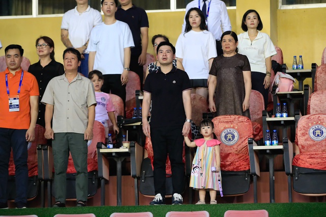 Em bé hot nhất sân Hàng Đẫy ngồi ghế VIP, là con của chủ tịch CLB Hà Nội và Em bé hot nhất sân Hàng Đẫy ngồi ghế VIP, là con của chủ tịch CLB Hà Nội và