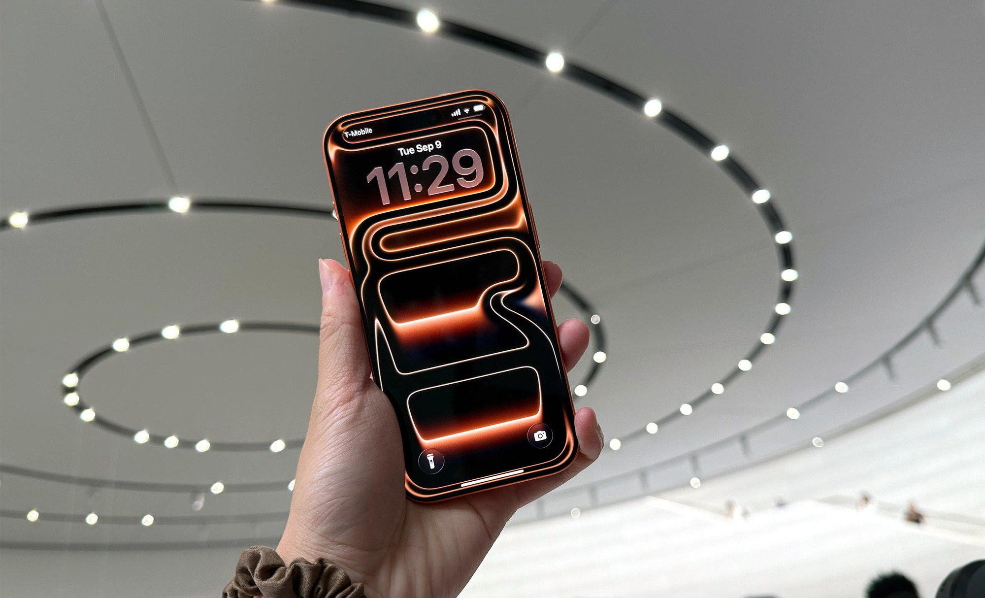 iPhone 17 Pro Max chính thức ra mắt: Thiết kế mới gây tranh cãi, giá tăng lên mức từ 38 triệu, Việt Nam mở bán sớm nhất cùng các thị trường top đầu- Ảnh 2. iPhone 17 Pro Max chính thức ra mắt: Thiết kế mới gây tranh cãi, giá tăng lên mức từ 38 triệu, Việt Nam mở bán sớm nhất cùng các thị trường top đầu- Ảnh 2.
