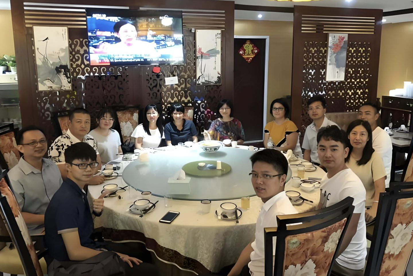 Họp lớp được hỏi lương, tôi định nói 200 triệu đồng/tháng thì vợ trả lời thay: “Chục triệu đủ ăn”, về nhà bị loại khỏi nhóm chat nhưng hài lòng- Ảnh 2.