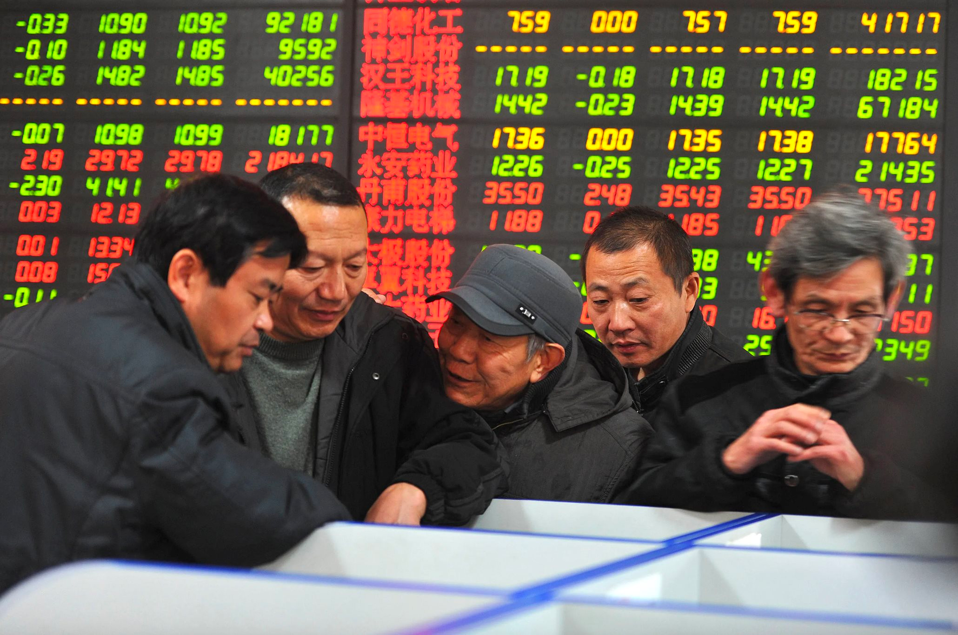 Chỉ vài ngày kiếm bằng cả tháng lương trong khi lãi ngân hàng thấp đến mức “chẳng buồn quan tâm”, chứng khoán trở thành "thỏi nam châm" hút nhà đầu tư ở quốc gia láng giềng Việt Nam- Ảnh 1.