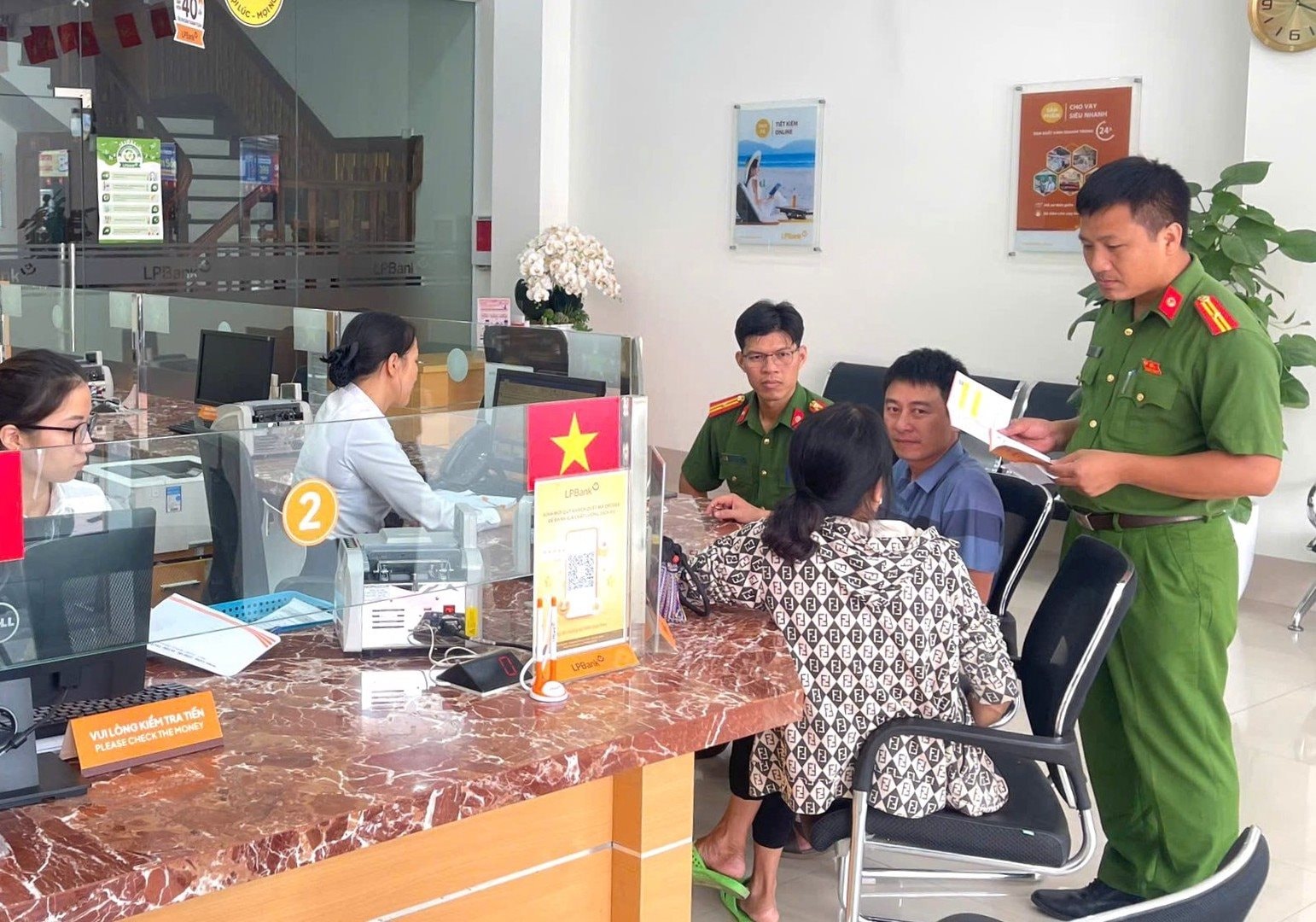 Cụ bà 65 tuổi rút 2 sổ tiết kiệm 400 triệu đồng chưa đến kỳ hạn: Nhân viên LPBank khẳng định có bất thường, mời công an xác minh- Ảnh 1. Cụ bà 65 tuổi rút 2 sổ tiết kiệm 400 triệu đồng chưa đến kỳ hạn: Nhân viên LPBank khẳng định có bất thường, mời công an xác minh- Ảnh 1.