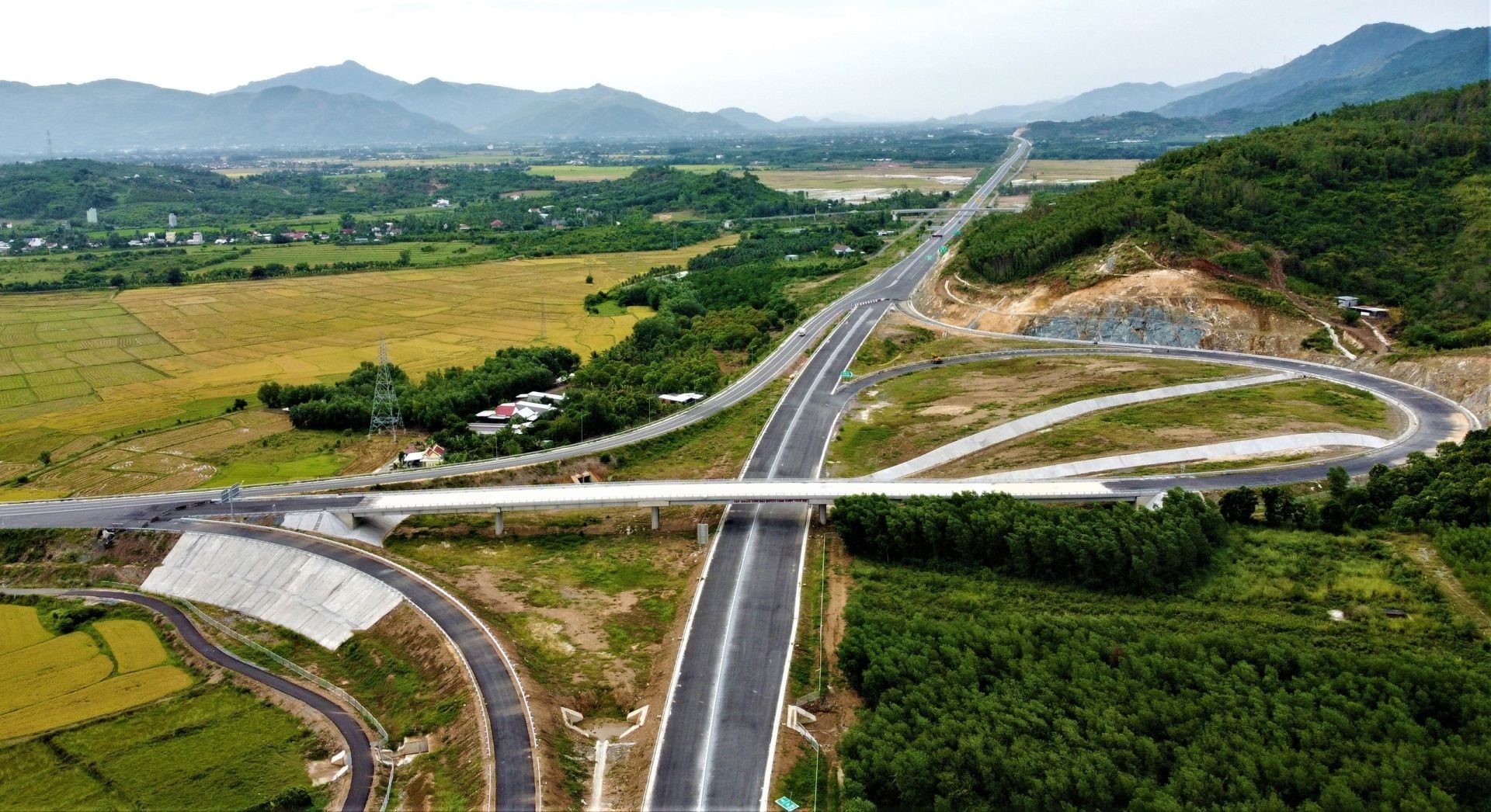 875.000 tỷ đồng đổ vào hạ tầng: Các siêu liên minh chia nhau bữa tiệc cao tốc lịch sử, một DN "ôm" lượng backlog gấp 3 lần doanh thu 2024- Ảnh 1. 875.000 tỷ đồng đổ vào hạ tầng: Các siêu liên minh chia nhau bữa tiệc cao tốc lịch sử, một DN "ôm" lượng backlog gấp 3 lần doanh thu 2024- Ảnh 1.