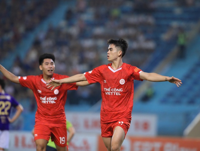 Em bé hot nhất sân Hàng Đẫy ngồi ghế VIP, là con của chủ tịch CLB Hà Nội và Em bé hot nhất sân Hàng Đẫy ngồi ghế VIP, là con của chủ tịch CLB Hà Nội và