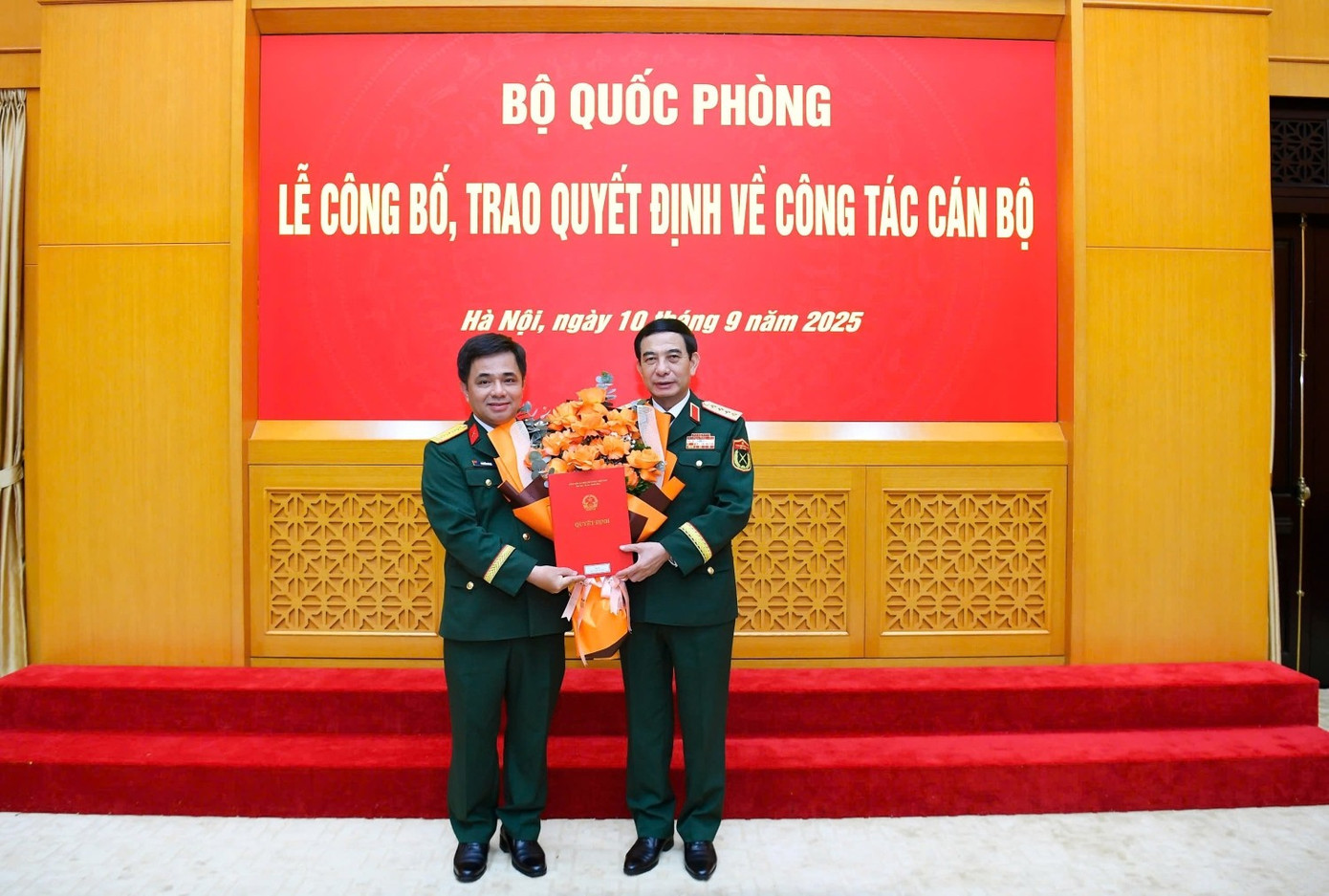 Tập đoàn Viettel có thêm hai Phó Tổng giám đốc- Ảnh 2. Tập đoàn Viettel có thêm hai Phó Tổng giám đốc- Ảnh 2.