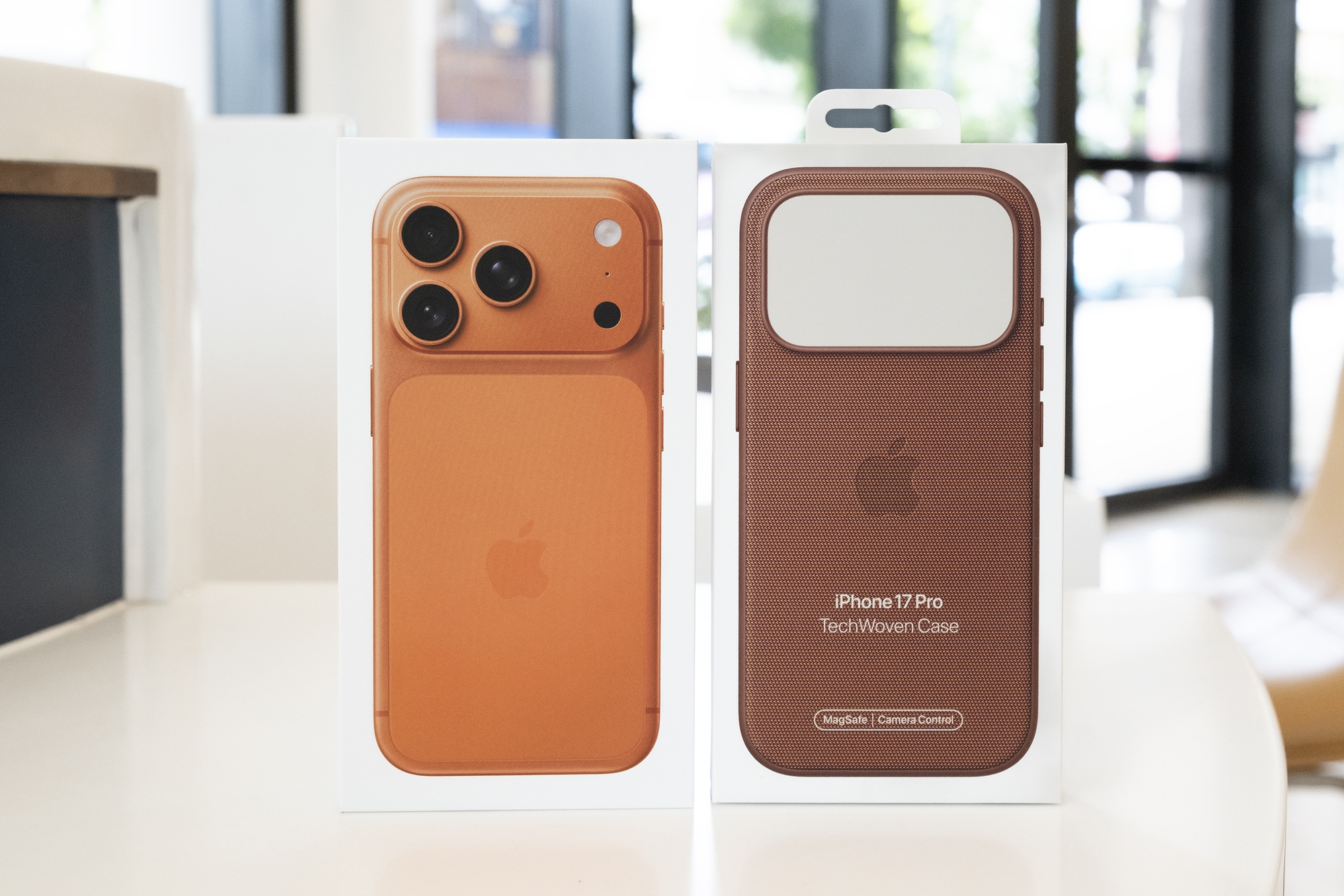 Đây là ảnh thực tế iPhone 17 Pro đang "cháy hàng" tại Việt Nam, phiên bản màu Cam Vũ Trụ đẹp lạ mắt- Ảnh 3. Đây là ảnh thực tế iPhone 17 Pro đang "cháy hàng" tại Việt Nam, phiên bản màu Cam Vũ Trụ đẹp lạ mắt- Ảnh 3.