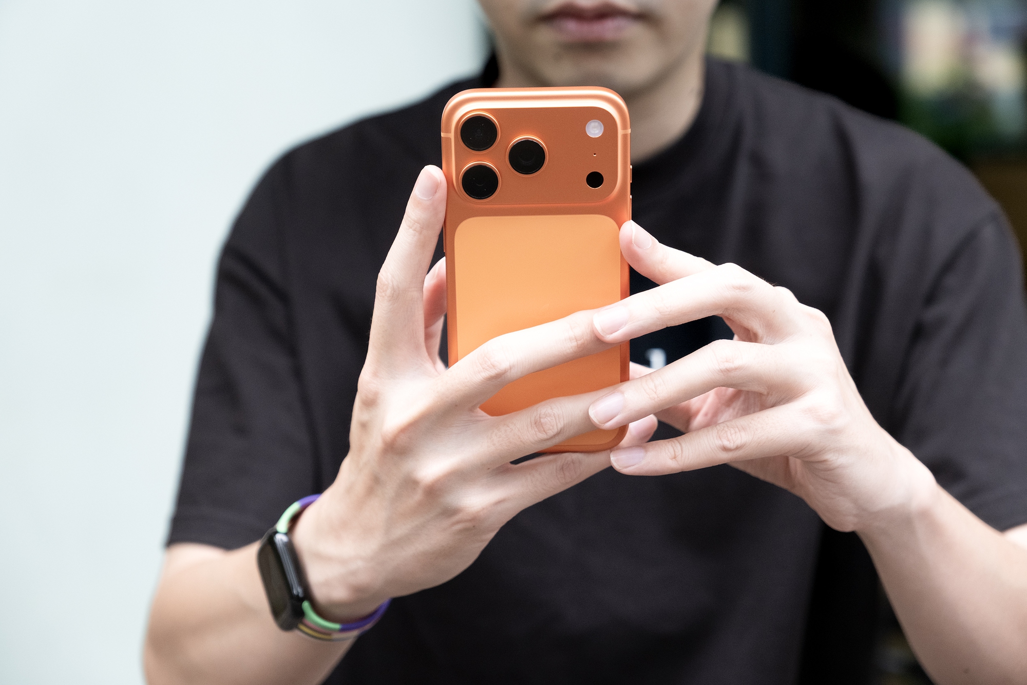 Đây là ảnh thực tế iPhone 17 Pro đang "cháy hàng" tại Việt Nam, phiên bản màu Cam Vũ Trụ đẹp lạ mắt- Ảnh 5. Đây là ảnh thực tế iPhone 17 Pro đang "cháy hàng" tại Việt Nam, phiên bản màu Cam Vũ Trụ đẹp lạ mắt- Ảnh 5.