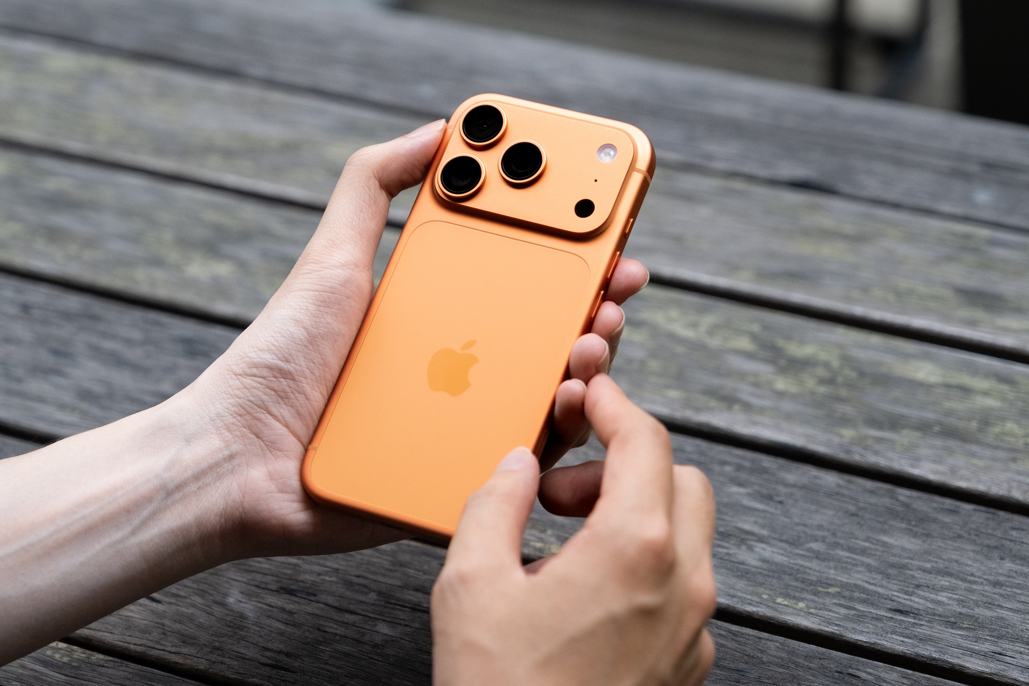 Đây là ảnh thực tế iPhone 17 Pro đang "cháy hàng" tại Việt Nam, phiên bản màu Cam Vũ Trụ đẹp lạ mắt- Ảnh 4. Đây là ảnh thực tế iPhone 17 Pro đang "cháy hàng" tại Việt Nam, phiên bản màu Cam Vũ Trụ đẹp lạ mắt- Ảnh 4.