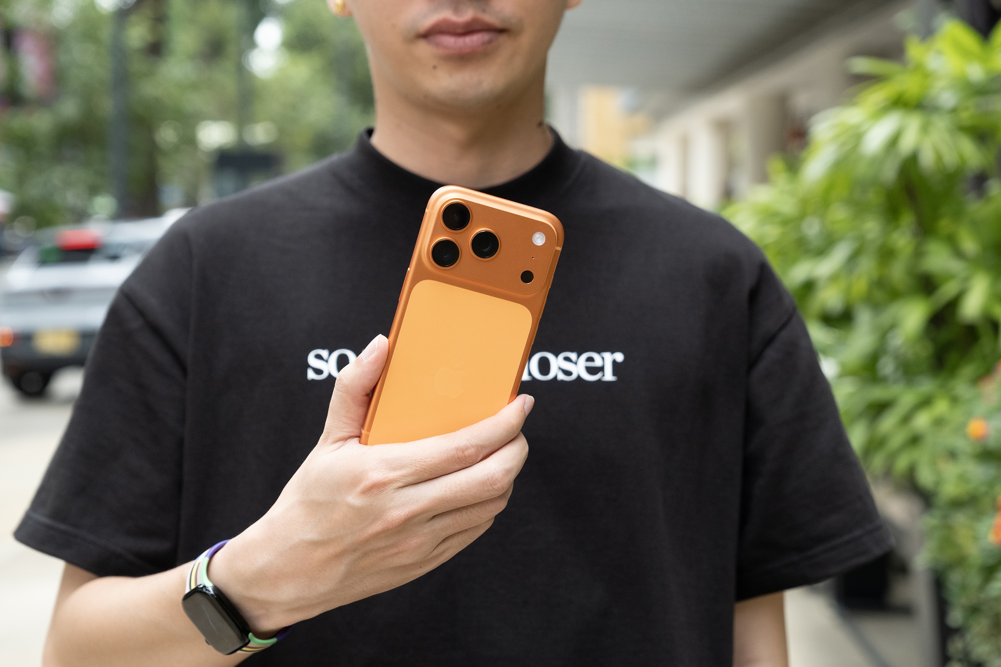 Đây là ảnh thực tế iPhone 17 Pro đang "cháy hàng" tại Việt Nam, phiên bản màu Cam Vũ Trụ đẹp lạ mắt- Ảnh 13. Đây là ảnh thực tế iPhone 17 Pro đang "cháy hàng" tại Việt Nam, phiên bản màu Cam Vũ Trụ đẹp lạ mắt- Ảnh 13.
