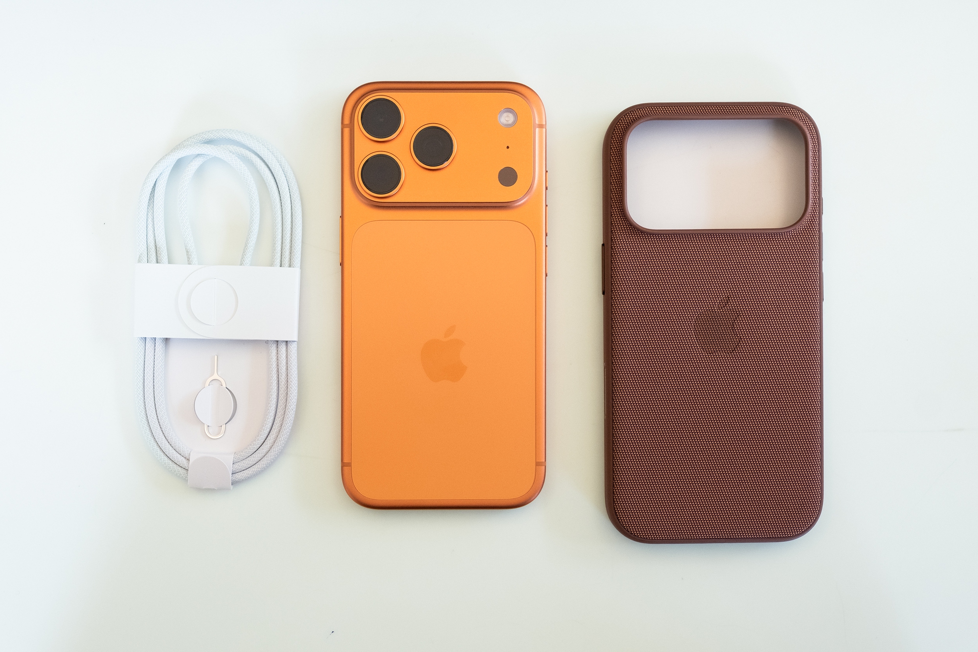 Đây là ảnh thực tế iPhone 17 Pro đang "cháy hàng" tại Việt Nam, phiên bản màu Cam Vũ Trụ đẹp lạ mắt- Ảnh 2. Đây là ảnh thực tế iPhone 17 Pro đang "cháy hàng" tại Việt Nam, phiên bản màu Cam Vũ Trụ đẹp lạ mắt- Ảnh 2.
