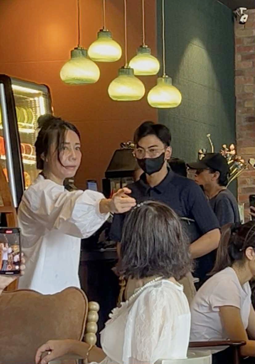 Chân dung người mẹ mời “tổng tài” ra khỏi quán cà phê: Khí chất này mới thật sự là tổng tài- Ảnh 1. Chân dung người mẹ mời “tổng tài” ra khỏi quán cà phê: Khí chất này mới thật sự là tổng tài- Ảnh 1.