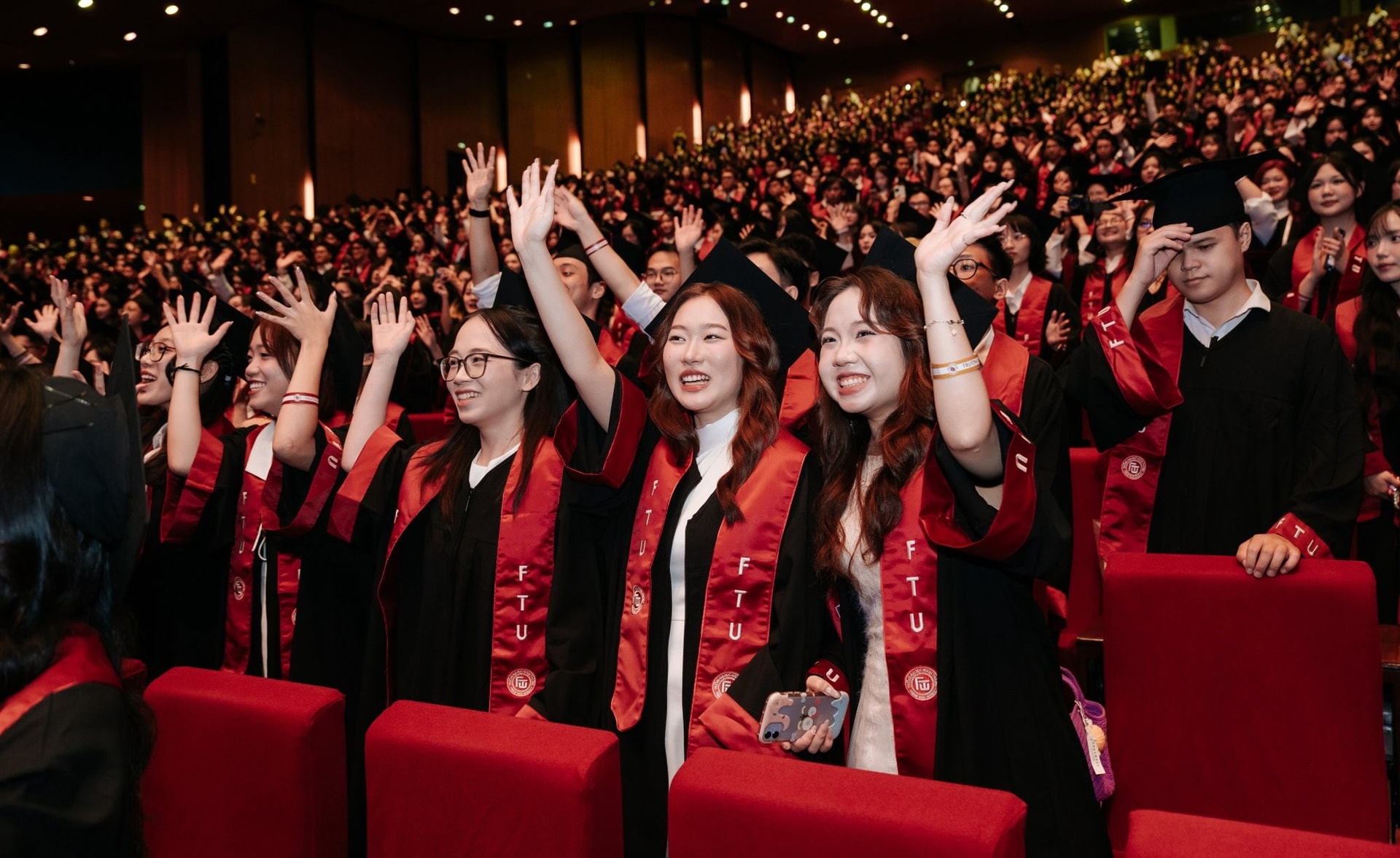 Lời nhắn gây sốt của tân Hiệu trưởng ĐH “Harvard Việt Nam” dành cho hơn 2.000 tân cử nhân: Biết ước mơ và hiểu ước mơ của mình, đừng quên đặt niềm tin vào bản thân- Ảnh 2. Lời nhắn gây sốt của tân Hiệu trưởng ĐH “Harvard Việt Nam” dành cho hơn 2.000 tân cử nhân: Biết ước mơ và hiểu ước mơ của mình, đừng quên đặt niềm tin vào bản thân- Ảnh 2.