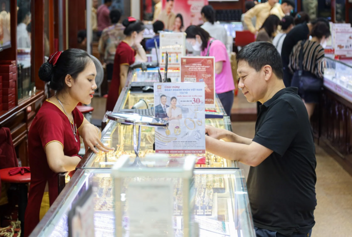 Giá vàng tăng nhưng người mua vẫn lỗ: Chuyên gia khuyến cáo thế nào?- Ảnh 2. Giá vàng tăng nhưng người mua vẫn lỗ: Chuyên gia khuyến cáo thế nào?- Ảnh 2.