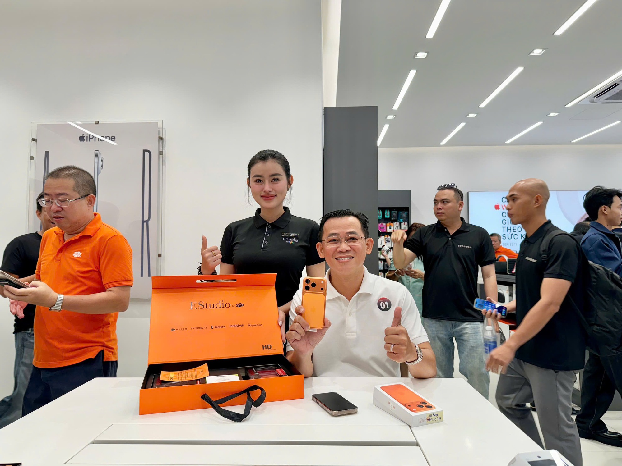 iPhone 17 chính thức mở bán tại Việt Nam, hàng nghìn máy bàn giao cho khách sáng ngày 19/9- Ảnh 2. iPhone 17 chính thức mở bán tại Việt Nam, hàng nghìn máy bàn giao cho khách sáng ngày 19/9- Ảnh 2.