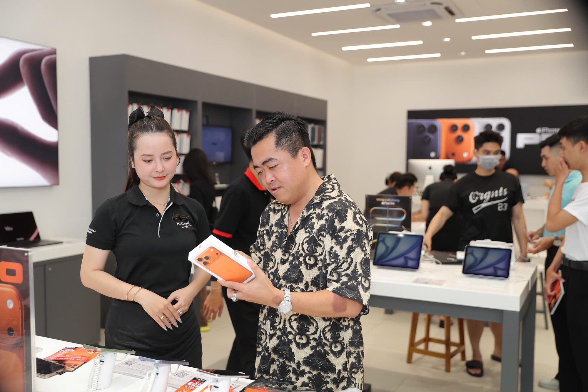 iPhone 17 chính thức mở bán tại Việt Nam, hàng nghìn máy bàn giao cho khách sáng ngày 19/9- Ảnh 5. iPhone 17 chính thức mở bán tại Việt Nam, hàng nghìn máy bàn giao cho khách sáng ngày 19/9- Ảnh 5.