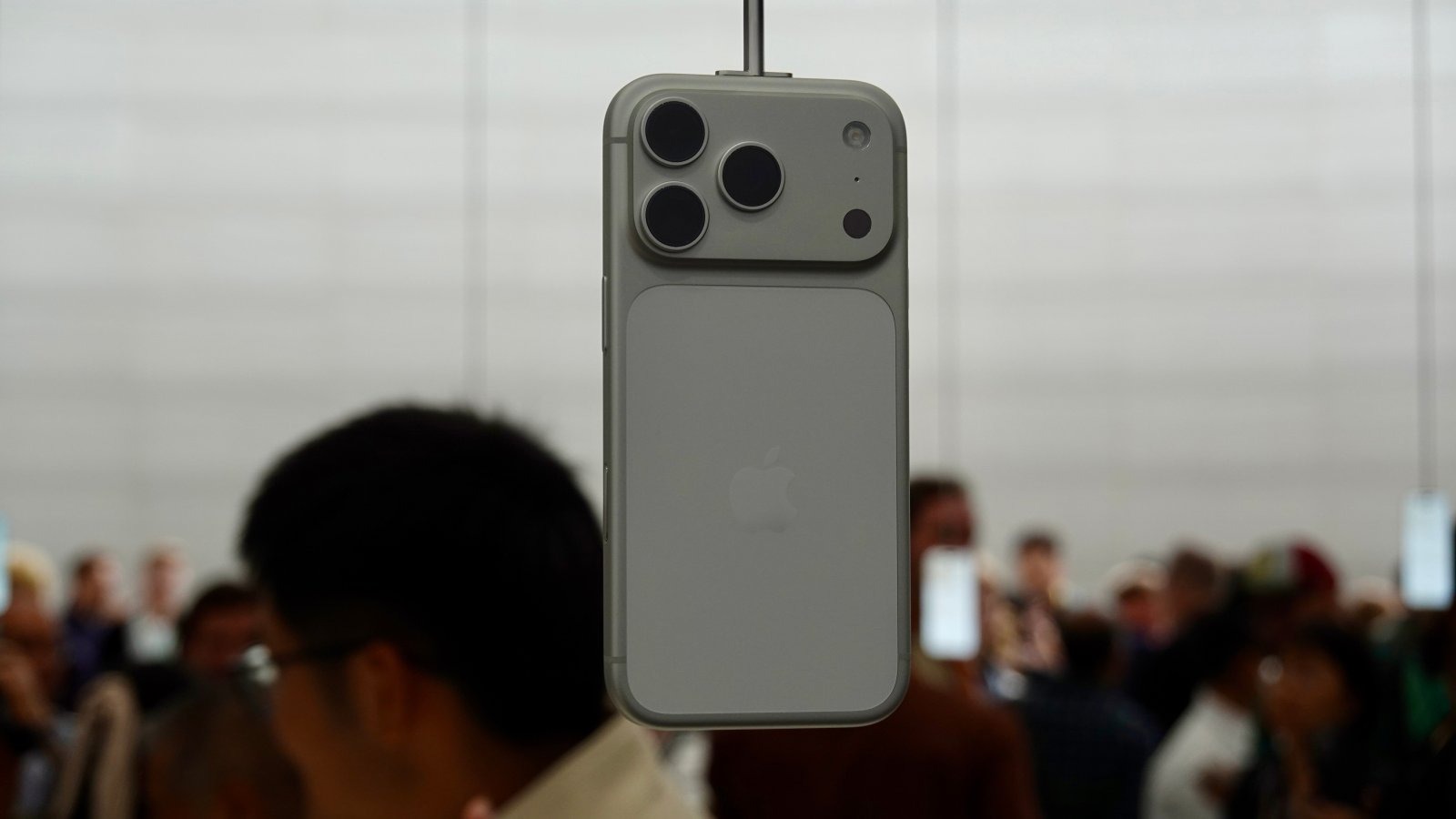 iPhone 17 Pro Max chính thức ra mắt: Thiết kế mới gây tranh cãi, giá tăng lên mức từ 38 triệu, Việt Nam mở bán sớm nhất cùng các thị trường top đầu- Ảnh 3. iPhone 17 Pro Max chính thức ra mắt: Thiết kế mới gây tranh cãi, giá tăng lên mức từ 38 triệu, Việt Nam mở bán sớm nhất cùng các thị trường top đầu- Ảnh 3.