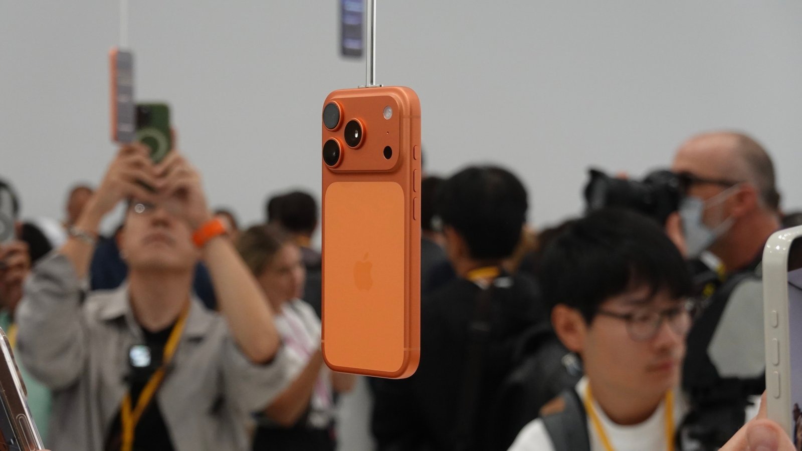 iPhone 17 Pro Max chính thức ra mắt: Thiết kế mới gây tranh cãi, giá tăng lên mức từ 38 triệu, Việt Nam mở bán sớm nhất cùng các thị trường top đầu- Ảnh 4. iPhone 17 Pro Max chính thức ra mắt: Thiết kế mới gây tranh cãi, giá tăng lên mức từ 38 triệu, Việt Nam mở bán sớm nhất cùng các thị trường top đầu- Ảnh 4.