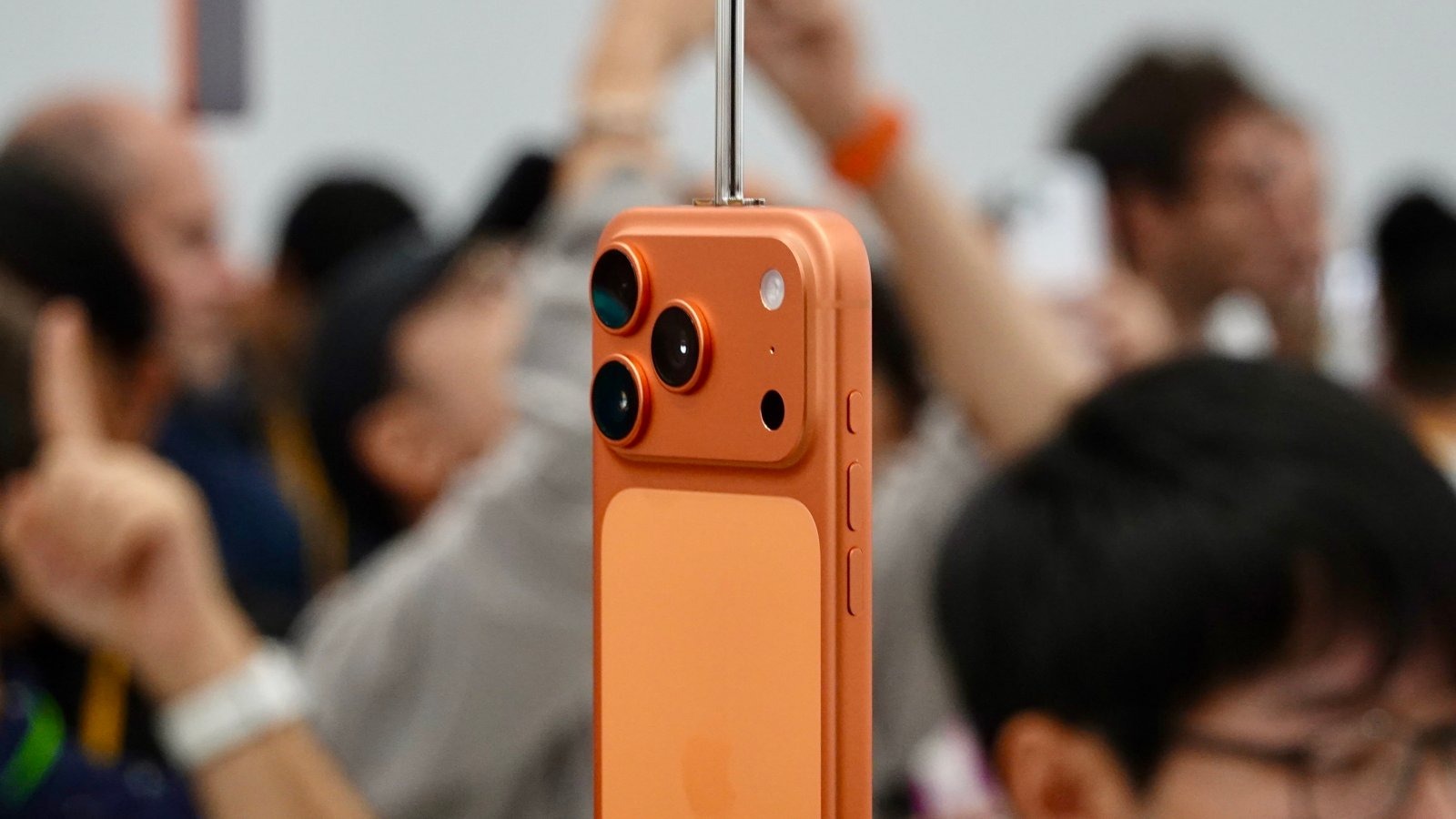iPhone 17 Pro Max chính thức ra mắt: Thiết kế mới gây tranh cãi, giá tăng lên mức từ 38 triệu, Việt Nam mở bán sớm nhất cùng các thị trường top đầu- Ảnh 5. iPhone 17 Pro Max chính thức ra mắt: Thiết kế mới gây tranh cãi, giá tăng lên mức từ 38 triệu, Việt Nam mở bán sớm nhất cùng các thị trường top đầu- Ảnh 5.
