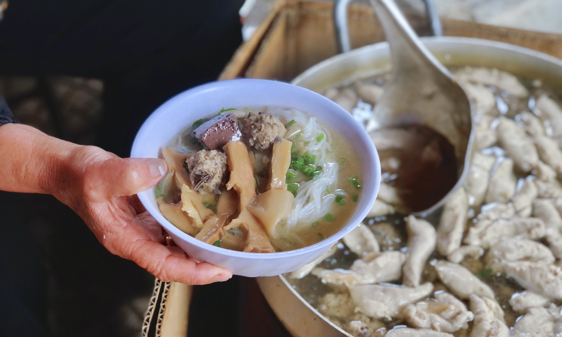 Không phải phở gà, món ăn chỉ từ 30.000 đồng/bát này mới là hương vị Việt lọt top ngon nhất thế giới- Ảnh 4. Không phải phở gà, món ăn chỉ từ 30.000 đồng/bát này mới là hương vị Việt lọt top ngon nhất thế giới- Ảnh 4.