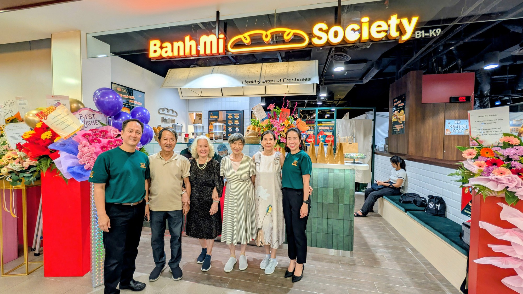 Nữ Giám đốc người Việt bỏ Google, mở tiệm bánh mì tại Singapore: "Bạn bè ai cũng sốc nhưng với tôi – đã đến lúc làm điều gì đó mới"- Ảnh 9. Nữ Giám đốc người Việt bỏ Google, mở tiệm bánh mì tại Singapore: "Bạn bè ai cũng sốc nhưng với tôi – đã đến lúc làm điều gì đó mới"- Ảnh 9.