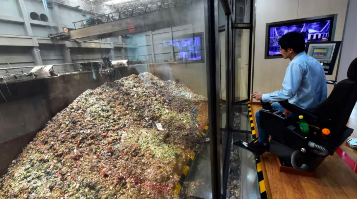 Nền kinh tế lớn nhất châu Á đối diện 'chuyện thật như đùa': Là nước tỷ dân nhưng nay 'đau đầu' vì không còn rác để đốt- Ảnh 1. Nền kinh tế lớn nhất châu Á đối diện 'chuyện thật như đùa': Là nước tỷ dân nhưng nay 'đau đầu' vì không còn rác để đốt- Ảnh 1.