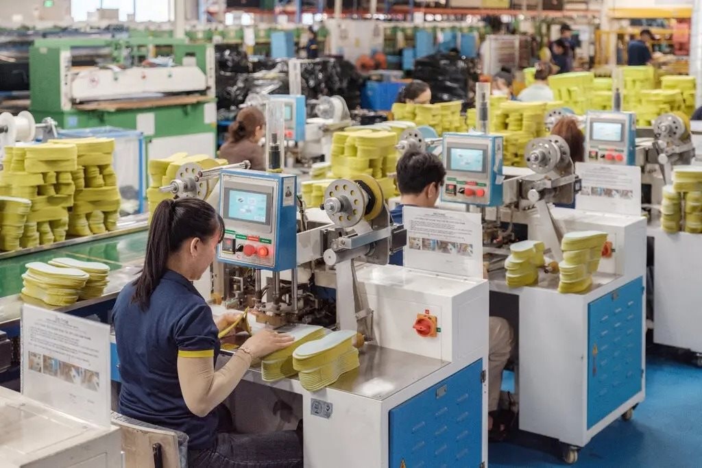 Báo Mỹ: Việt Nam vượt Trung Quốc trở thành công xưởng của thế giới trong ngành công nghiệp trăm tỷ USD- Ảnh 1. Báo Mỹ: Việt Nam vượt Trung Quốc trở thành công xưởng của thế giới trong ngành công nghiệp trăm tỷ USD- Ảnh 1.