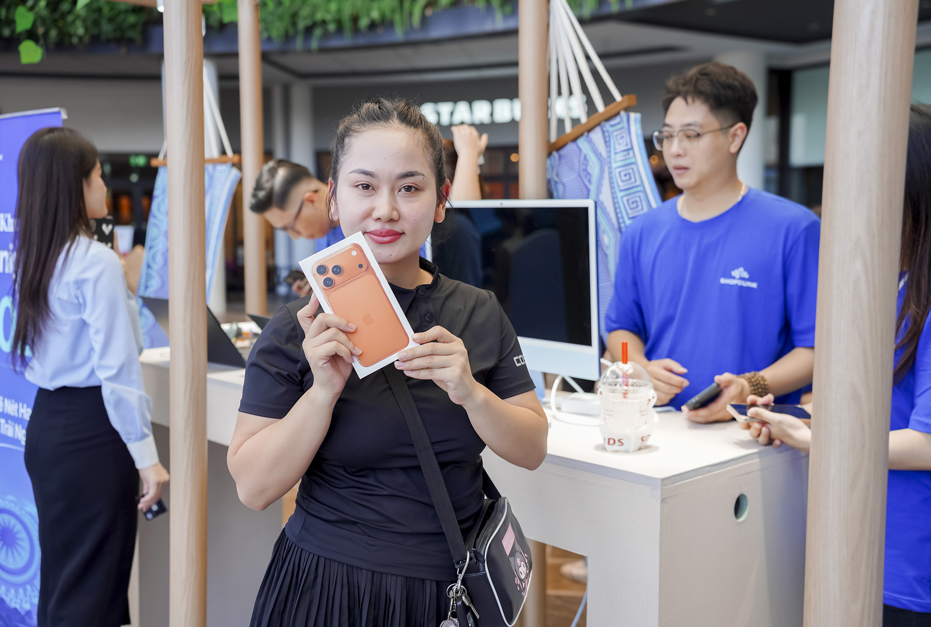 iPhone 17 chính thức mở bán tại Việt Nam, hàng nghìn máy bàn giao cho khách sáng ngày 19/9- Ảnh 4. iPhone 17 chính thức mở bán tại Việt Nam, hàng nghìn máy bàn giao cho khách sáng ngày 19/9- Ảnh 4.
