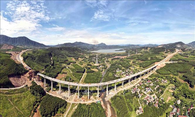 875.000 tỷ đồng đổ vào hạ tầng: Các siêu liên minh chia nhau bữa tiệc cao tốc lịch sử, một DN "ôm" lượng backlog gấp 3 lần doanh thu 2024- Ảnh 2. 875.000 tỷ đồng đổ vào hạ tầng: Các siêu liên minh chia nhau bữa tiệc cao tốc lịch sử, một DN "ôm" lượng backlog gấp 3 lần doanh thu 2024- Ảnh 2.