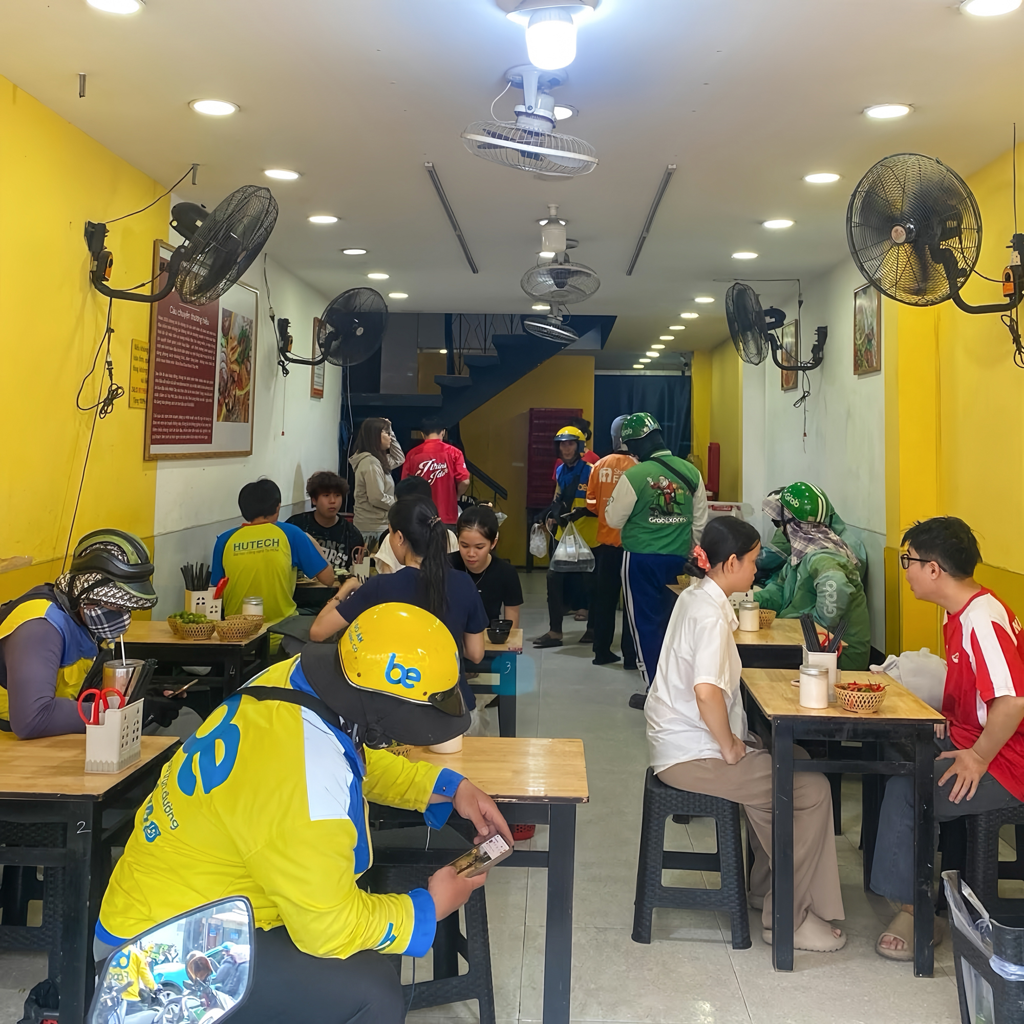 Xanh SM Ngon nhập cuộc: Cuộc đua giao đồ ăn thêm khốc liệt, thế song mã của GrabFood - ShopeeFood có lung lay?- Ảnh 1. Xanh SM Ngon nhập cuộc: Cuộc đua giao đồ ăn thêm khốc liệt, thế song mã của GrabFood - ShopeeFood có lung lay?- Ảnh 1.