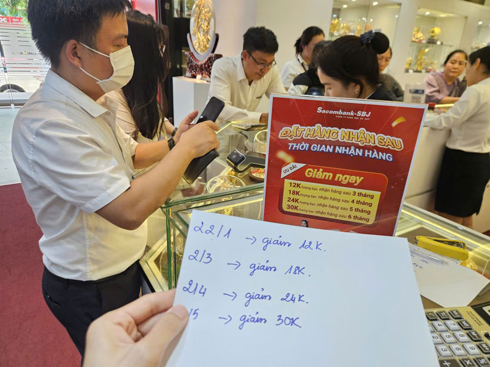 Tránh sa lầy vào "cơn sốt bạc"- Ảnh 1. Tránh sa lầy vào "cơn sốt bạc"- Ảnh 1.