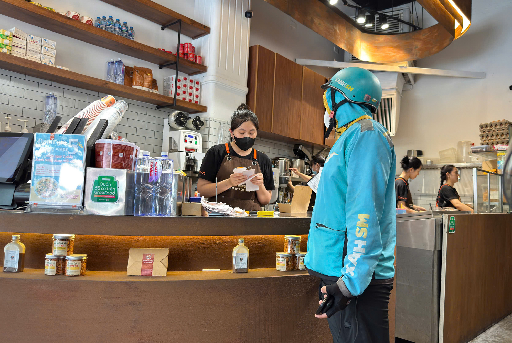 Xanh SM Ngon nhập cuộc: Cuộc đua giao đồ ăn thêm khốc liệt, thế song mã của GrabFood - ShopeeFood có lung lay?- Ảnh 2. Xanh SM Ngon nhập cuộc: Cuộc đua giao đồ ăn thêm khốc liệt, thế song mã của GrabFood - ShopeeFood có lung lay?- Ảnh 2.