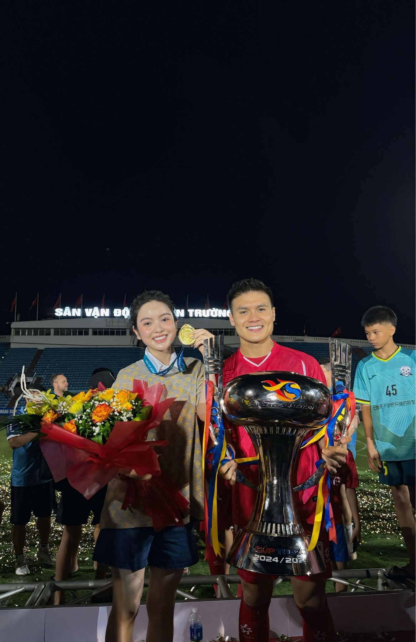 Quang Hải và Chu Thanh Huyền ủng hộ đồng bào khắc phục thiệt hại do bão số 10 Bualoi- Ảnh 2. Quang Hải và Chu Thanh Huyền ủng hộ đồng bào khắc phục thiệt hại do bão số 10 Bualoi- Ảnh 2.