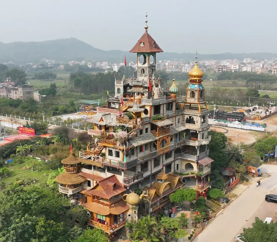 Bên trong "biệt thự điên" 51 tỷ, cao 30m, xây theo trí tưởng tượng suốt 10 năm của một nông dân Trung Quốc- Ảnh 5. Bên trong "biệt thự điên" 51 tỷ, cao 30m, xây theo trí tưởng tượng suốt 10 năm của một nông dân Trung Quốc- Ảnh 5.