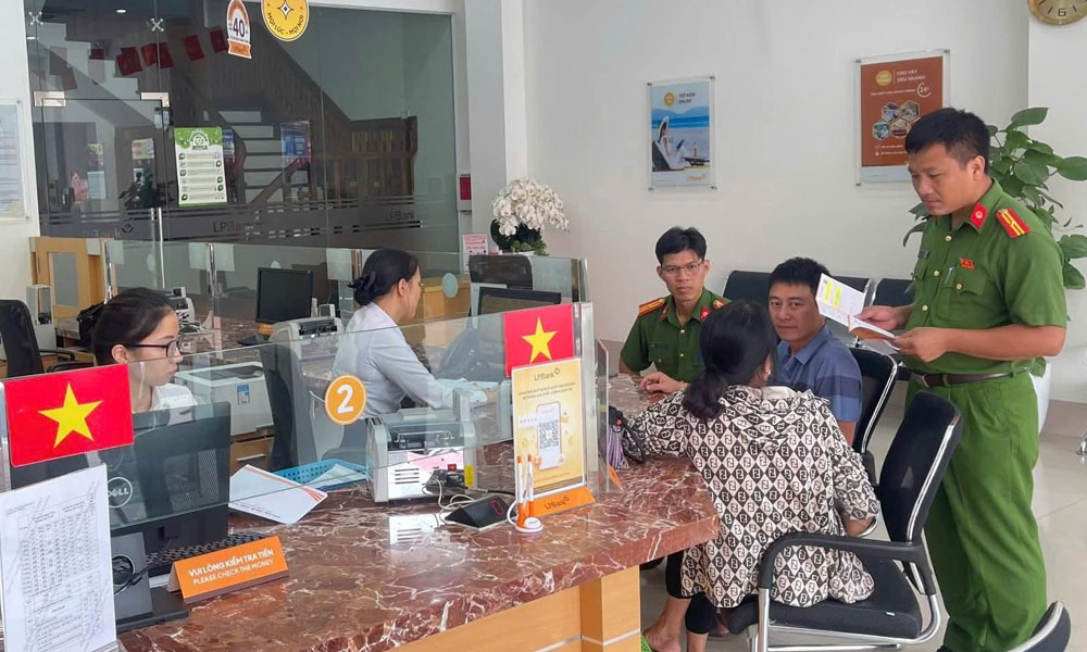 Người phụ nữ SN 1957 chuyển khoản 900 triệu đồng mua đồng hồ xịn của bạn "tỷ phú", mong bán lại 4 tỷ đồng kiếm lời- Ảnh 1. Người phụ nữ SN 1957 chuyển khoản 900 triệu đồng mua đồng hồ xịn của bạn "tỷ phú", mong bán lại 4 tỷ đồng kiếm lời- Ảnh 1.