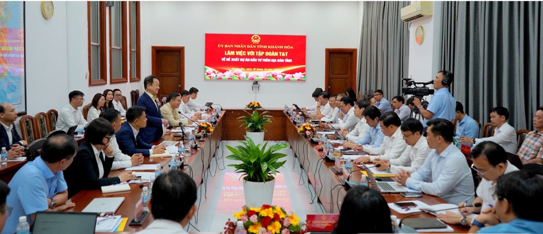 Bầu Hiển trực tiếp làm việc với một tỉnh miền Trung, đề xuất đầu tư loạt dự án khu công nghiệp, năng lượng tái tạo…- Ảnh 1. Bầu Hiển trực tiếp làm việc với một tỉnh miền Trung, đề xuất đầu tư loạt dự án khu công nghiệp, năng lượng tái tạo…- Ảnh 1.