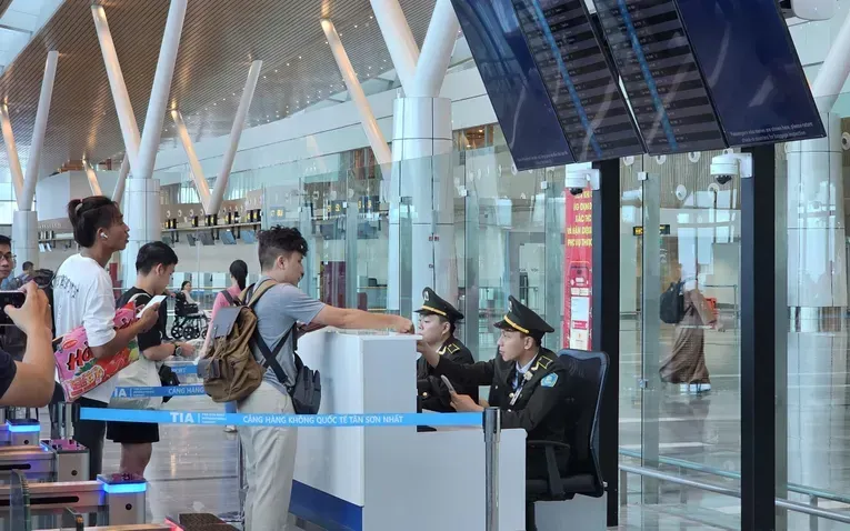 Cục Quản lý Xuất nhập cảnh yêu cầu các đơn vị liên quan tăng cường việc soi chiếu đối với hành khách, hành lý xách tay, hành lý ký gửi, đồ vật mang theo... (Ảnh minh họa - Ảnh: PLO) Cục Quản lý Xuất nhập cảnh yêu cầu các đơn vị liên quan tăng cường việc soi chiếu đối với hành khách, hành lý xách tay, hành lý ký gửi, đồ vật mang theo... (Ảnh minh họa - Ảnh: PLO)