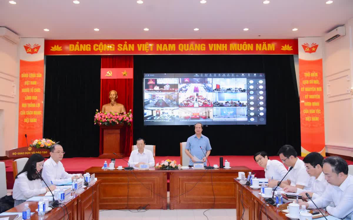Bộ trưởng Nguyễn Kim Sơn, Thứ trưởng Thường trực Phạm Ngọc Thưởng tại hội nghị. Bộ trưởng Nguyễn Kim Sơn, Thứ trưởng Thường trực Phạm Ngọc Thưởng tại hội nghị.