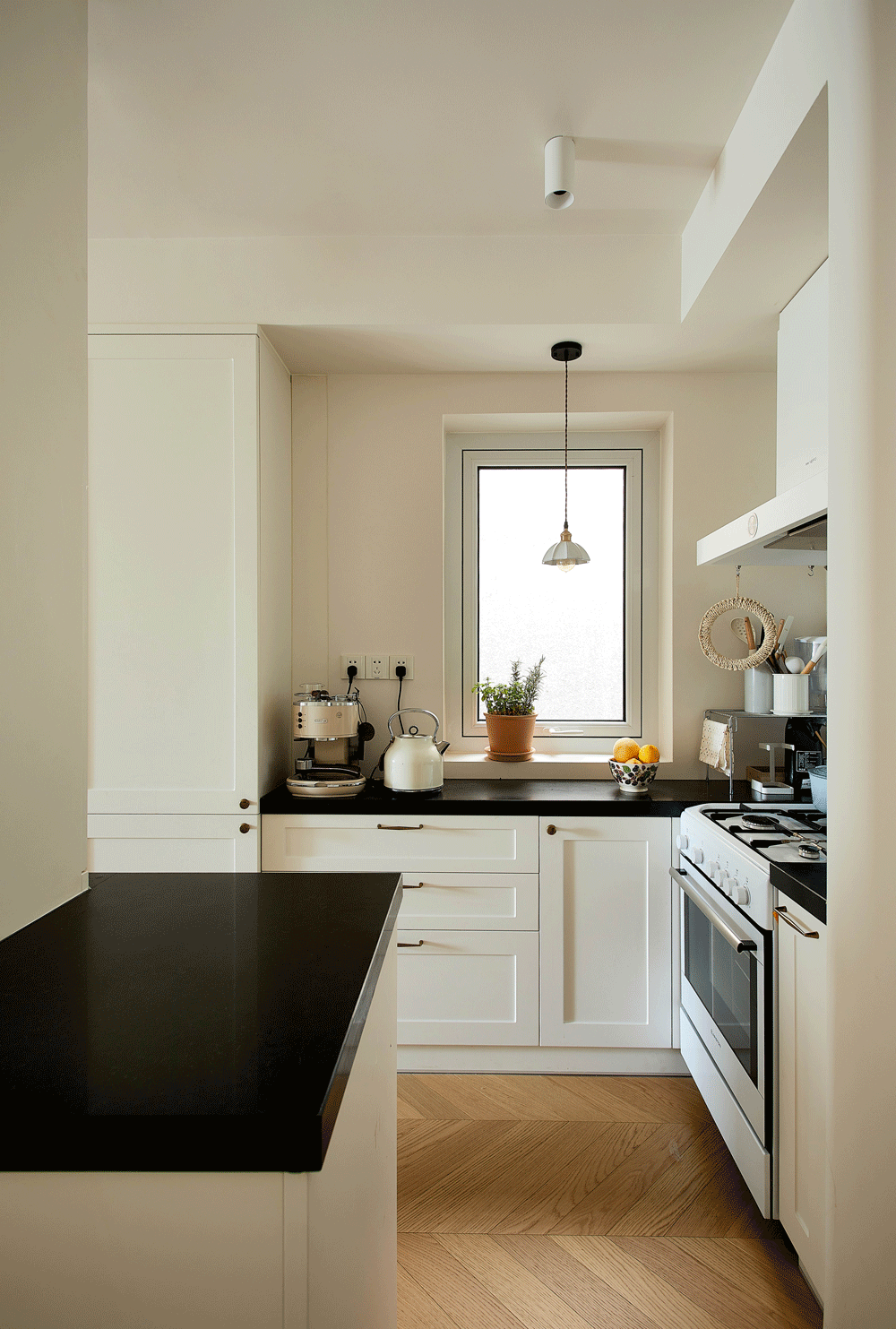 Căn hộ 42m2 gây sốt của cô gái sống 1 mình: Không TV, không bàn trà nhưng ai cũng phải thừa nhận đây là cuộc sống mơ ước- Ảnh 3. Căn hộ 42m2 gây sốt của cô gái sống 1 mình: Không TV, không bàn trà nhưng ai cũng phải thừa nhận đây là cuộc sống mơ ước- Ảnh 3.