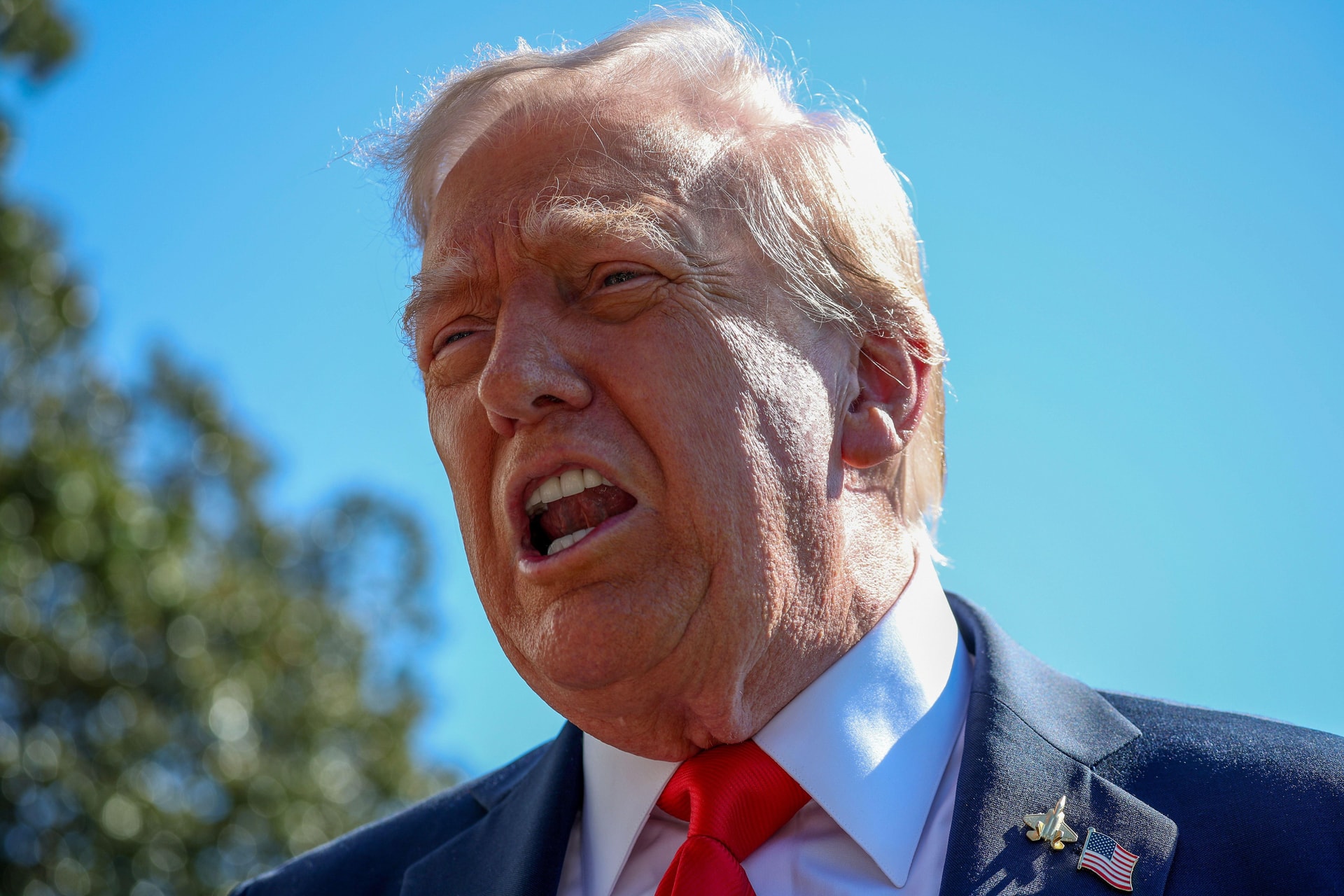 Ông Trump tuyên bố đánh thêm thuế 100% với hàng hoá Trung Quốc, chứng khoán Mỹ "rớt thảm" nhất kể từ khi Mỹ áp thuế "cả thế giới"- Ảnh 1. Ông Trump tuyên bố đánh thêm thuế 100% với hàng hoá Trung Quốc, chứng khoán Mỹ "rớt thảm" nhất kể từ khi Mỹ áp thuế "cả thế giới"- Ảnh 1.