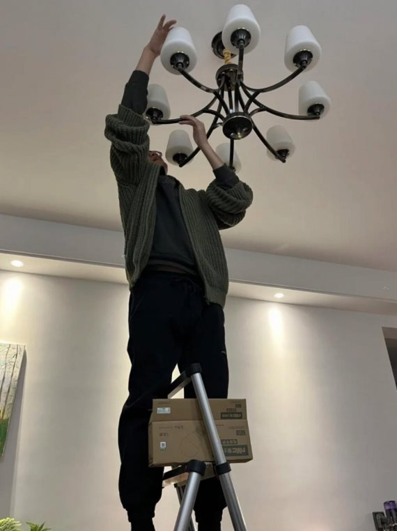 Người đàn ông phát hiện 284 tỷ đồng giấu kín khi đang sửa bóng đèn- Ảnh 1. Người đàn ông phát hiện 284 tỷ đồng giấu kín khi đang sửa bóng đèn- Ảnh 1.