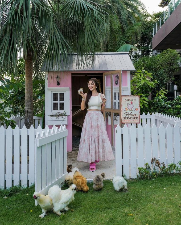 Cuộc sống thở thôi cũng thấy giàu của phú bà U60: Dinh thự 1600 tỷ, cũng trồng cây nuôi gà nhưng gà 1,5 triệu/ con, chanh 25 triệu/ cây- Ảnh 11. Cuộc sống thở thôi cũng thấy giàu của phú bà U60: Dinh thự 1600 tỷ, cũng trồng cây nuôi gà nhưng gà 1,5 triệu/ con, chanh 25 triệu/ cây- Ảnh 11.