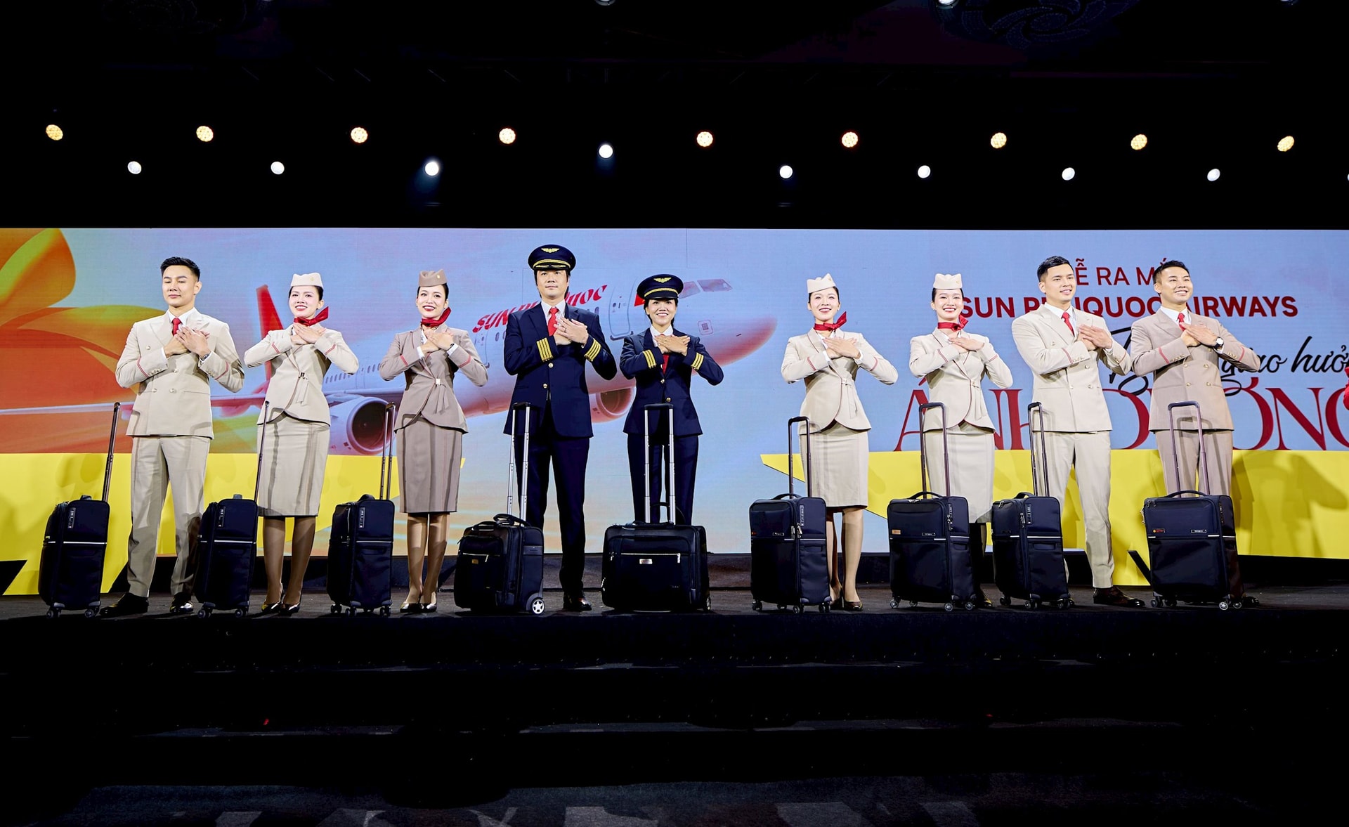 Sun Group chính thức ra mắt hãng hàng không Sun PhuQuoc Airways, đồng phục tiếp viên lấy cảm hứng từ áo ngũ thân và phong thái Nam Phương Hoàng hậu- Ảnh 2. Sun Group chính thức ra mắt hãng hàng không Sun PhuQuoc Airways, đồng phục tiếp viên lấy cảm hứng từ áo ngũ thân và phong thái Nam Phương Hoàng hậu- Ảnh 2.