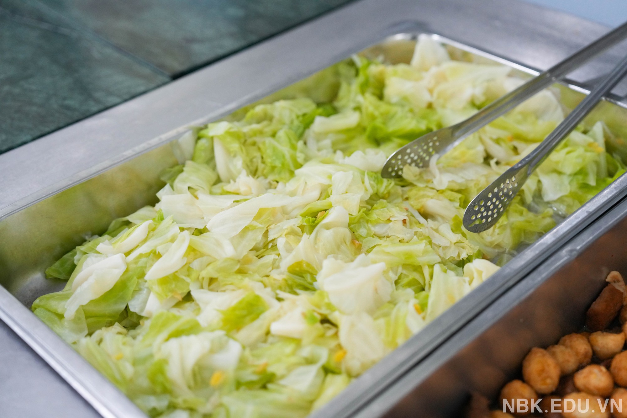 Xuýt xoa bữa cơm miễn phí siêu ngon của học sinh 1 trường tư tại Hà Nội trong buổi tối... bất đắc dĩ phải ở lại trường!- Ảnh 2.