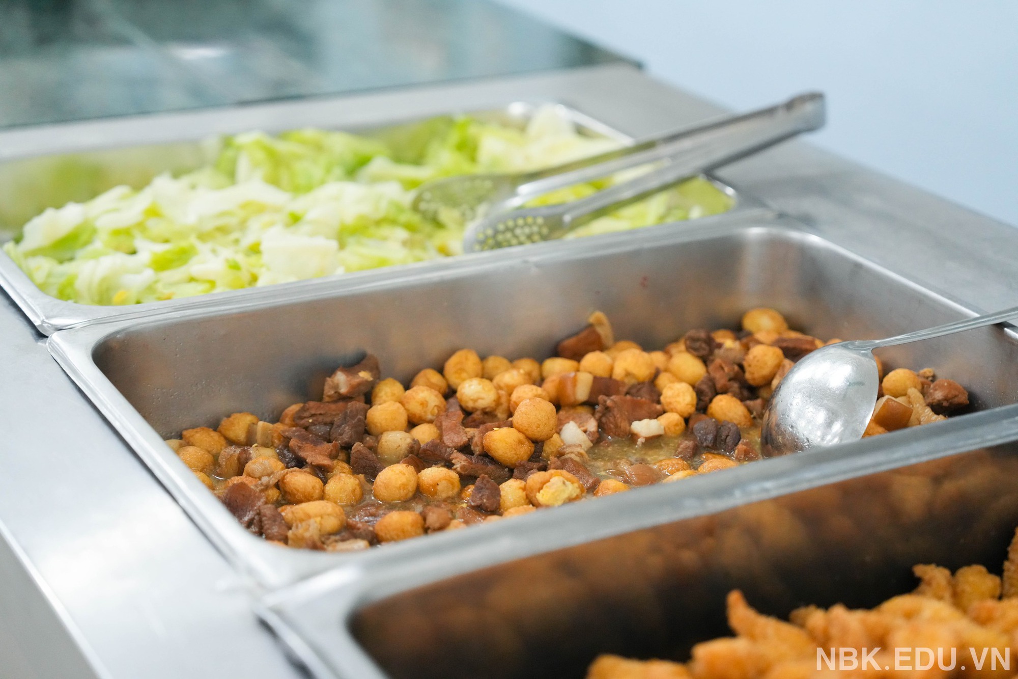 Xuýt xoa bữa cơm miễn phí siêu ngon của học sinh 1 trường tư tại Hà Nội trong buổi tối... bất đắc dĩ phải ở lại trường!- Ảnh 3.