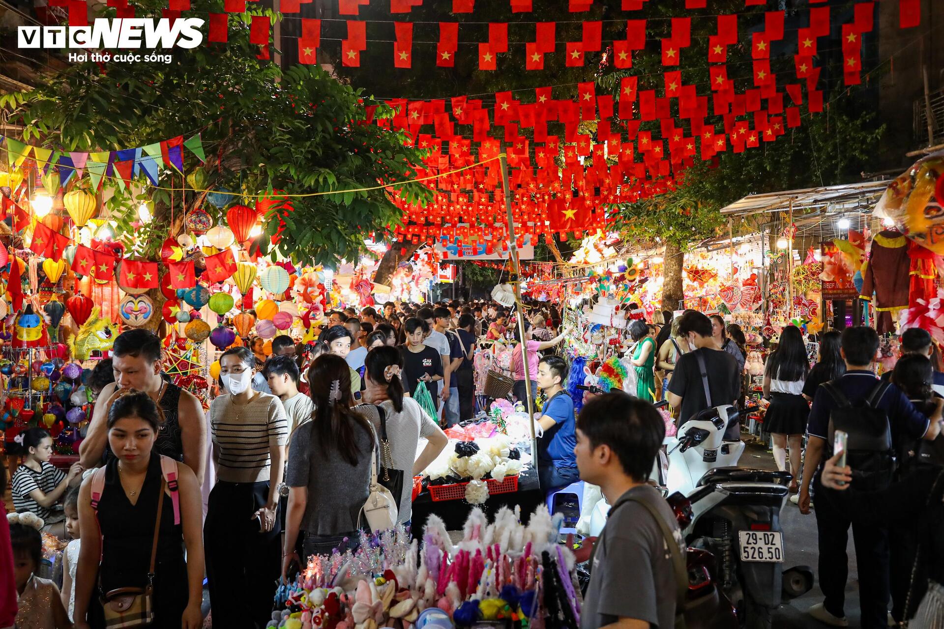 Biển người chen chân trên phố Hàng Mã đón Trung thu sớm- Ảnh 16. Biển người chen chân trên phố Hàng Mã đón Trung thu sớm- Ảnh 16.