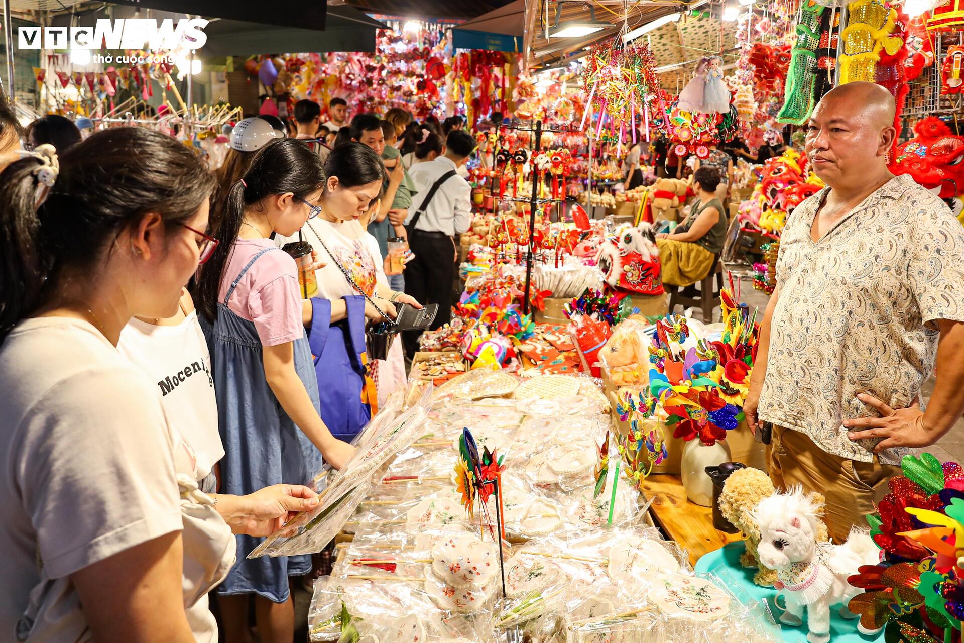 Biển người chen chân trên phố Hàng Mã đón Trung thu sớm- Ảnh 7. Biển người chen chân trên phố Hàng Mã đón Trung thu sớm- Ảnh 7.