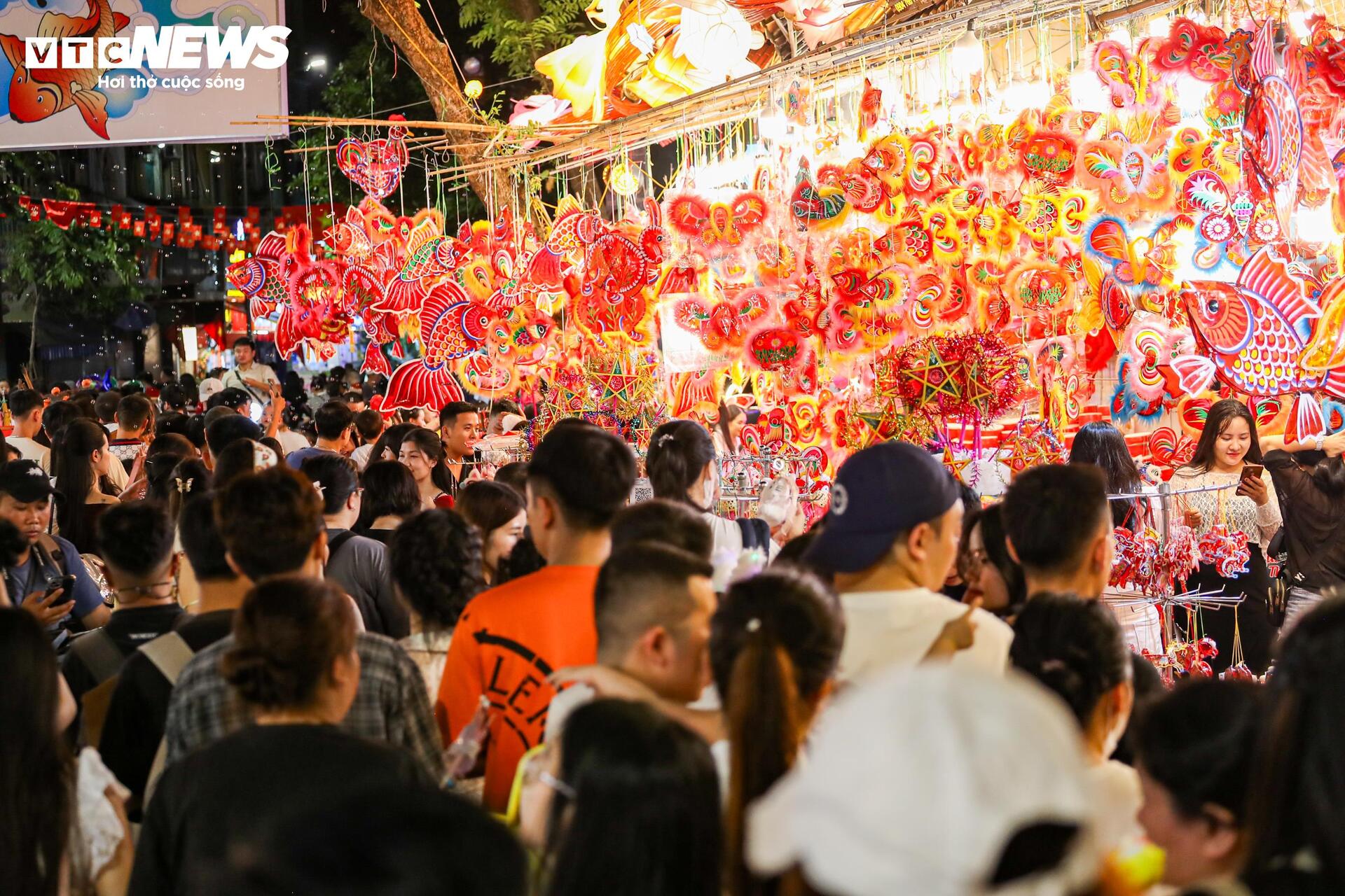Biển người chen chân trên phố Hàng Mã đón Trung thu sớm- Ảnh 3. Biển người chen chân trên phố Hàng Mã đón Trung thu sớm- Ảnh 3.