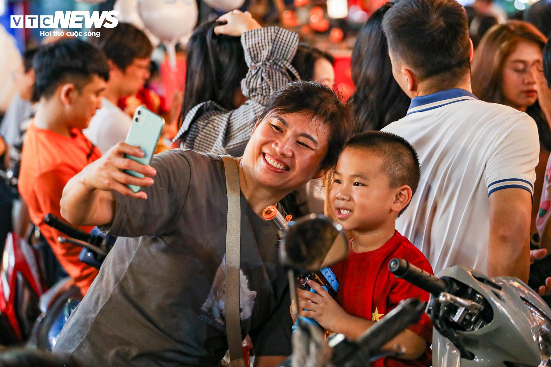 Biển người chen chân trên phố Hàng Mã đón Trung thu sớm- Ảnh 11. Biển người chen chân trên phố Hàng Mã đón Trung thu sớm- Ảnh 11.